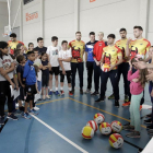 Los jugadores de la selección absoluta de voleibol, con los pupilos que acudieron a la jornada de captación del Río Duero.-LUIS ÁNGEL TEJEDOR