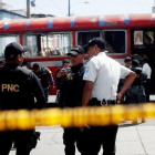 Policias expertos en explosivos trabajan en el lugar donde se produjo la detonacion de una granada en un autobus de pasajeros en Ciudad de Guatemala.-ESTEBAN BIBA / EFE