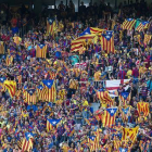 Decenas de aficionados azulgranas exhiben sus esteladas en el Camp Nou, durante la final de la Copa de Rey entre el Athletic y el Barcelona, el pasado 6 de junio.-JORDI COTRINA