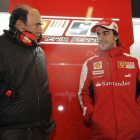 El fallecido Emilio Botín conversa con Fernando Alonso, en el circuito de Jerez, en una imagen del 2010.-Foto: EFE / JOSÉ MARÍA RUBIO