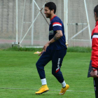 Cicinho, que continuaría como atacante por la derecha, en el entrenamiento de ayer bajo la atenta mirada de Anquela.-Álvaro Martínez