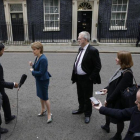 La primera ministra de Escocia, Nicola Sturgeon, habla con la prensa tras reunirse con la primera ministra británica, Theresa May.-AP / ALASTAIR GRANT