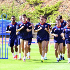 La plantilla del Numancia comenzó ayer la pretemporada en el anexo de Los Pajaritos. / ÁLVARO MARTÍNEZ-