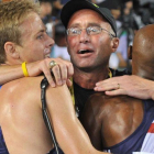 Salazar, con sus atletas Rupp y Farah (de espaldas).-AFP / JUNG YEON-JE