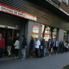 Cola de parados en una oficina de Empleo en Madrid el año pasado.-Foto: AGUSTÍN CATALAN