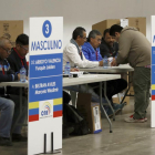 Votación de ciudadanos ecuatorianos en Barcelona.-ANDREU DALMAU