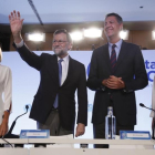 Mariano Rajoy, con María Dolores de Cospedal, Xavier García Albiol y Andrea Levy, en la junta directiva del PPC, este viernes.-JULIO CARBÓ