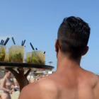 Un camarero en un chiringuito de la playa-MÓNICA TUDELA