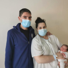 Un bebé nacido este año en Castilla y León con sus progenitores. ICAL