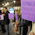 Concentración contra la violencia de género en la plaza de Fuente Dorada. / J.M.LOSTAU-