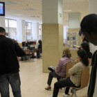 Un grupo de personas hace cola ayer en las dependencias de ecyl. / ÚRSULA SIERRA-