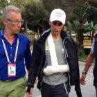 Contador, con el brazo en cabestrillo tras pasar unas pruebas radiológicas después de la caída.-Foto: PLANET CYCLING