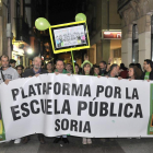 La manifestación contra los recortes educativos a su paso por El Collado.-VALENTÍN GUISANDE