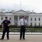 Agentes del Servicio Secreto custodian la Casa Blanca-SUSAN WALSH (AP)