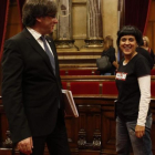 El 'president' Carles Puigdemont y la diputada de la CUP Anna Gabriel, en el Parlament.-JULIO CARBÓ