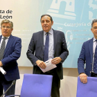 El gerente regional de Sanidad, Rafael López, el consejero, Antonio Sáez, y el director general de Asistencia, Javier Jolín.-ICAL