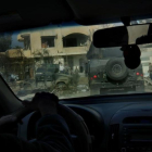 Vehículos de la Golden Division del Ejército iraquí, en la zona recuperada de Mosul.-RICARDO GARCÍA VILANOVA
