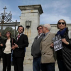 Familiares de víctimas de la guerra civil, frente a la entrada a la Basílica del Valle de los Caídos el pasado 23 de abril. En el centro, su abogado, Eduardo Ranz-JUAN MEDINA (REUTERS)