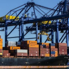 Contenedores en el muelle norte del puerto de Valencia.-MIGUEL LORENZO