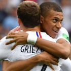 Mbappé y Griezmann se abrazan tras un gol-AFP / DIMITAR DILKOFF