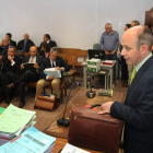 El abogado de la Asociación de Víctimas, Martín Ochoa (D), antes de iniciarse la vista previa en el Juzgado de Instrucción y Primera Instancia número 1 de Palencia-Ical