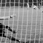 Belgrado, 20 de junio de 1976: Maier se vence a su izquierda y el balón tocado por Panenka cae en parábola y proclama a Checoslovaquia campeona de Europa.-