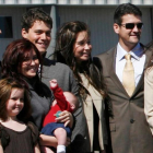 La familia de Sarah Palin (derecha) en una foto del 2008. El de la izquierda es el hijo mayor Track, mientras que el segundo por la derecha (con jafas de sol) es Todd.-REUTERS / JOHN GRESS