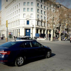 Un vehículo VTC circula por plaza de Cataluña de Barcelona.-FERRAN NADEU