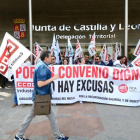 Concentración celebrada ayer en la puerta de la delegación territorial antes de la última reunión entre sindicatos y patronal del sector.-ALVARO MARTÍNEZ