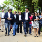 Una comitiva soriana, encabezada por el alcalde, Esther Pérez y Rosa Romero, acompañaron a Rubalcaba en su visita a la capital. . / ÁLVARO MARTÍNEZ-