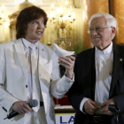 Camilo Sesto y el padre Ángel, este lunes, en la iglesia de San Antón de Madrid para presentar el sencillo 'Padre nuestro'.-EFE / CHEMA MOYA