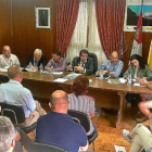 Juan Carlos Suárez-Quiñones, consejero de Medio Ambiente, durante su reunión con los municipios afectados.-ICAL