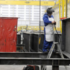 Un trabajador en Horta Coslada, empresa soriana ubicada en Arcos de Jalón, con exportaciones a otros países. / ÁLVARO MARTÍNEZ-
