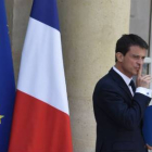 El primer ministro Manuel Valls sale del Elíseo, este miércoles.-Foto: AFP / DOMINIQUE FAGET