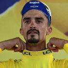 Julian Alaphilippe se ajusta el jersey amarillo en el podio de Toulouse.-ANNE-CHRISTINE POUJOULAT / AFP