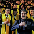 Maduro en la graduación de estudiantes de medicina en Caracas.-AFP