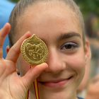 Una participante sonríe con su medalla. HDS