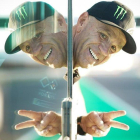 El norteamericano Rabdy Mamola, hoy, asomándose por el muro del circuito de Misano (Italia).-ALEJANDRO CERESUELA