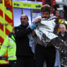 La policía asiste a un hombre herido en el ataque en el Puente de Londres, este viernes.-AFP