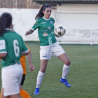 Elisa Ayuso controla el balón en el último partido del San José en casa este pasado domingo.-MARIO TEJEDOR