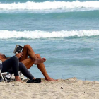 Una pareja de jubilados, en la playa.-XABIER JUBIERRE