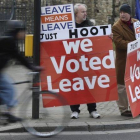 Partidarios del brexit se manifiestan en los aledaños del Parlamento británico, en Londres.-JONATHAN BRADY (AP)