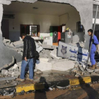 Varios libios observan los daños causados por el atentado de este jueves en Trípoli.-Foto:   REUTERS / HANI AMARA