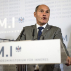 El ministro del Interior de Austria, Wolfgang Sobotka, anuncia el aplazamiento de la repetición de las elecciones presidenciales.-CHRISTIAN BRUNA / EFE