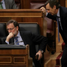 Rajoy conversa con Sáenz de Santamaría y Hernando durante la sesión de control.-JOSÉ LUIS ROCA