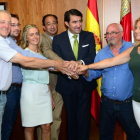 Representantes municipales de Yanguas, Salduero, Noviercas, Navalcaballo y Almarza estrechan las manos con López y Suárez-Quiñones.-ÁLVARO MARTÍNEZ