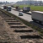 Vista de los trabajos de construcción del muro para dificultar el paso de inmigrantes en tránsito al Reino Unido, en Calais (norte de Francia), este miércoles.-EFE / THIBAULT VANDERMERSCH