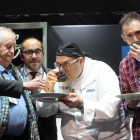 Luis Rey junto al chef Andrea Tubarello y dos de los miembros de la procuctora ATTIC Films que comparten los dos lotes subastados de la trufa negra de Soria, acompañados por los cocineros, Juan María Arzak y Paco Roncero.-HDS