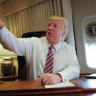 Trump señala a miembros de la prensa, sentado en su despacho del Air Force One, el 26 de enero.-AP / PABLO MARTINEZ MONSIVAIS