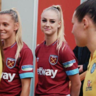 Alisha Lehmann, del Aston Villa (de rojo en el centro) sonríe a su novia, Ramona Bachmann, antes de enfrentarse.-BBC